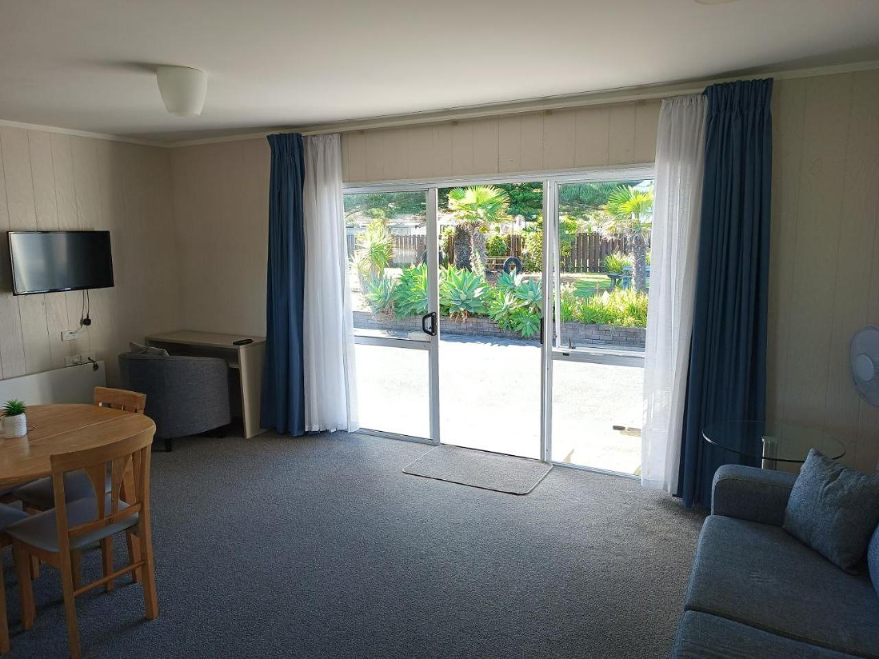 Beaches Motel Waihi Exterior photo